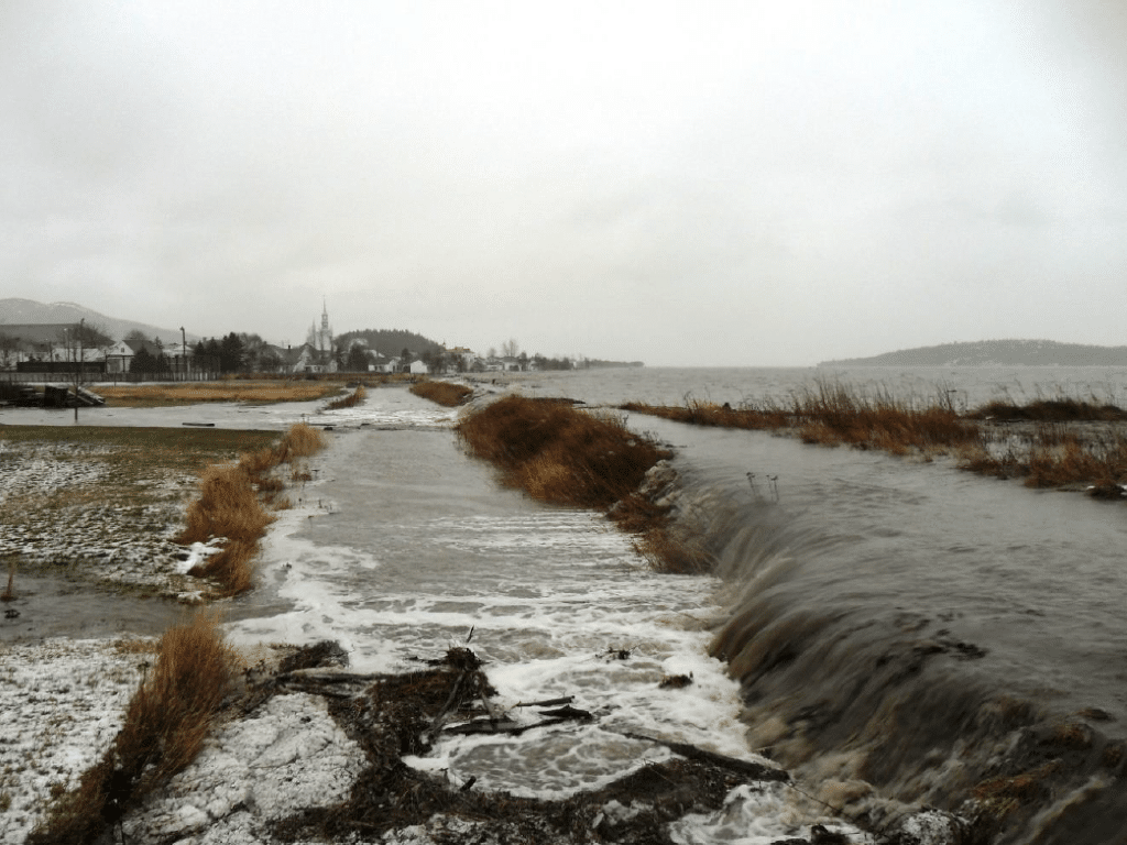 L’aboiteau de Saint-André-de-Kamouraska submergé lors des grandes marées de décembre 2010. Source : Municipalité de Saint-André-de-Kamouraska dans Laroche et Plante (2021).