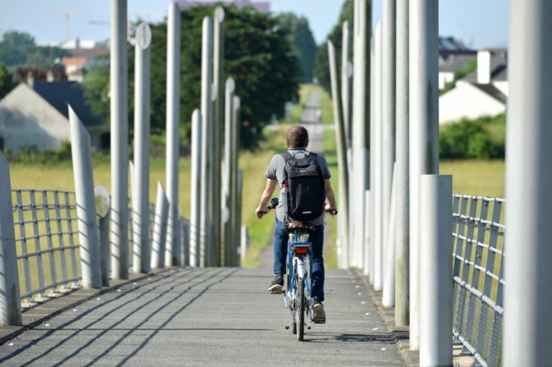 vélo sur passerelle
